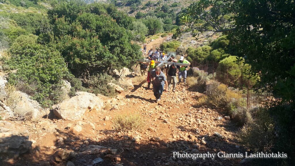 Volunteers replace Cross atop eastern Crete mountain