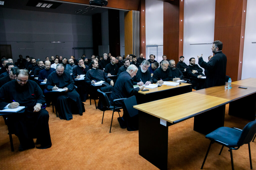 Peste o sută de clerici participă la cursurile pentru obținerea gradelor clericale profesionale