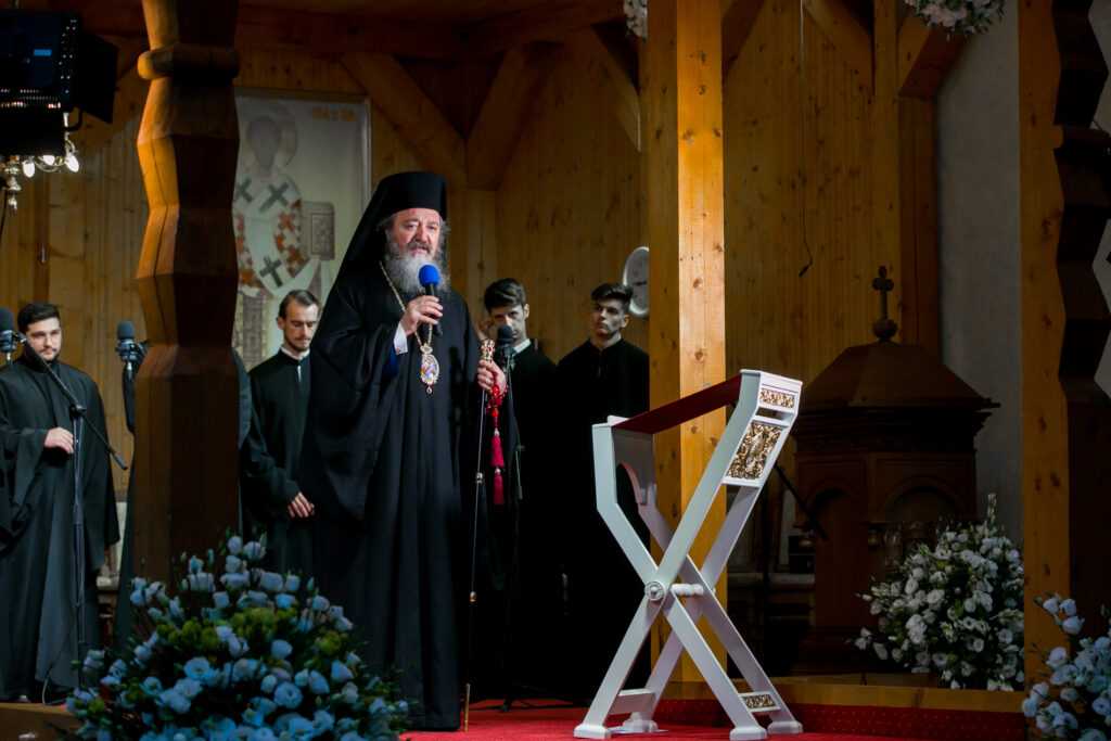 PS Ieronim Sinaitul vorbește despre pricesne în „satul duhovnicesc” din fața Catedralei Naționale