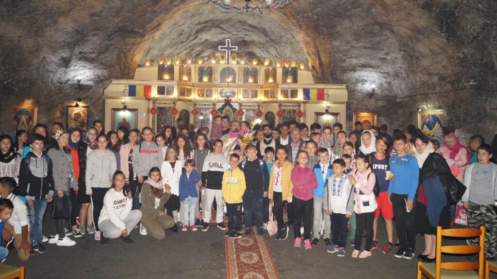 În imagini: 100 de copii s-au rugat Sfintei Paraschevi în biserica unicat din salina Târgu Ocna