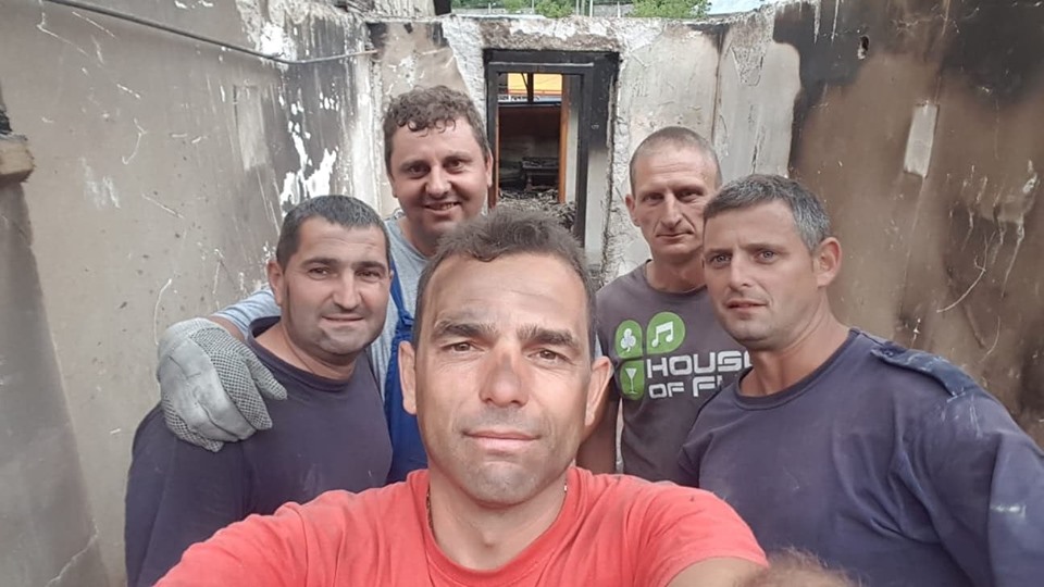 După incendiu, mai mulţi pompieri au ajutat Mănăstirea Râmeţ în timpul liber: Trebuie să stingi şi focul rămas în sufletul oamenilor