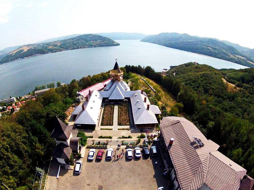 Mănăstirea „Sfânta Ana”, în haină de sărbătoare