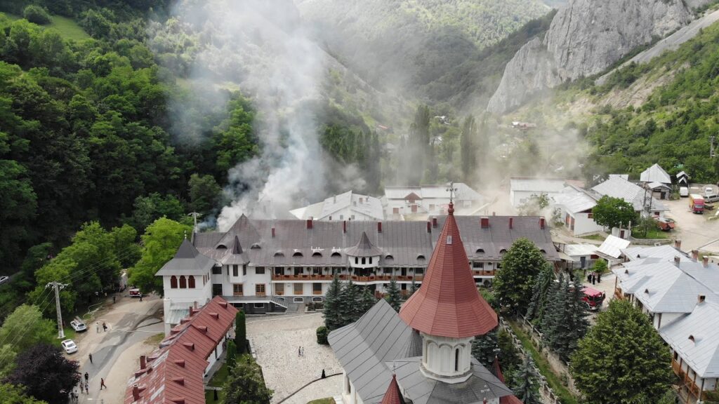 Guvernul României sprijină refacerea Mănăstirii Râmeţ afectată de incendiu