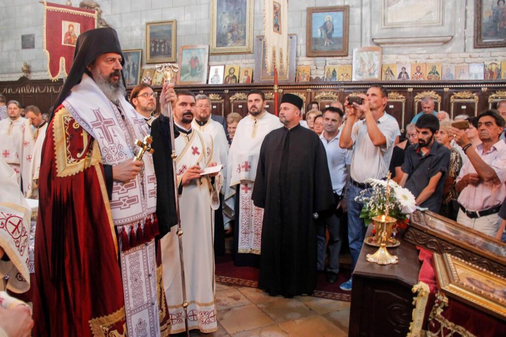 Владика Исихије освештао крстове храма у Сивцу