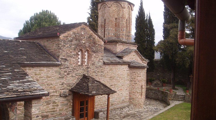 Το ιστορικό μοναστήρι στη Μολυβδοσκέπαστη