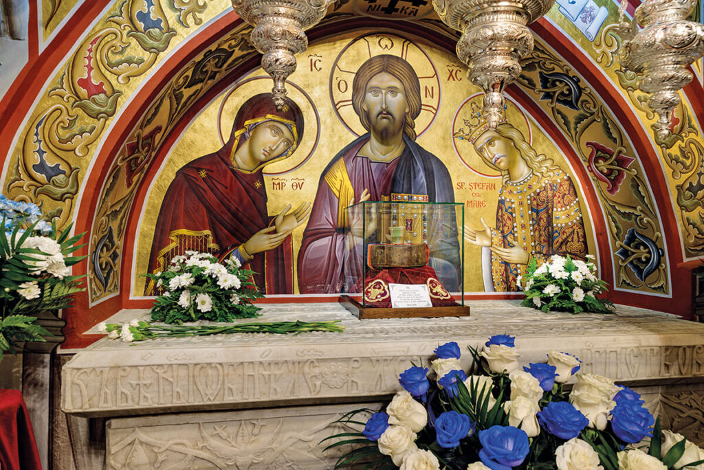 Video: 40 de copii din Irlanda cântă la mormântul Sfântului Ştefan cel Mare