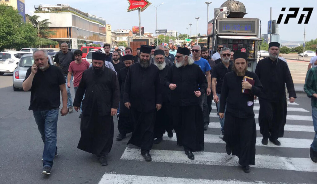 „თბილისი პრაიდის“ მოწინააღმდეგე სასულიერო პირებმა რესპუბლიკის მოედნიდან პარლამენტის მიმართულებით მსვლელობა მოაწყვეს