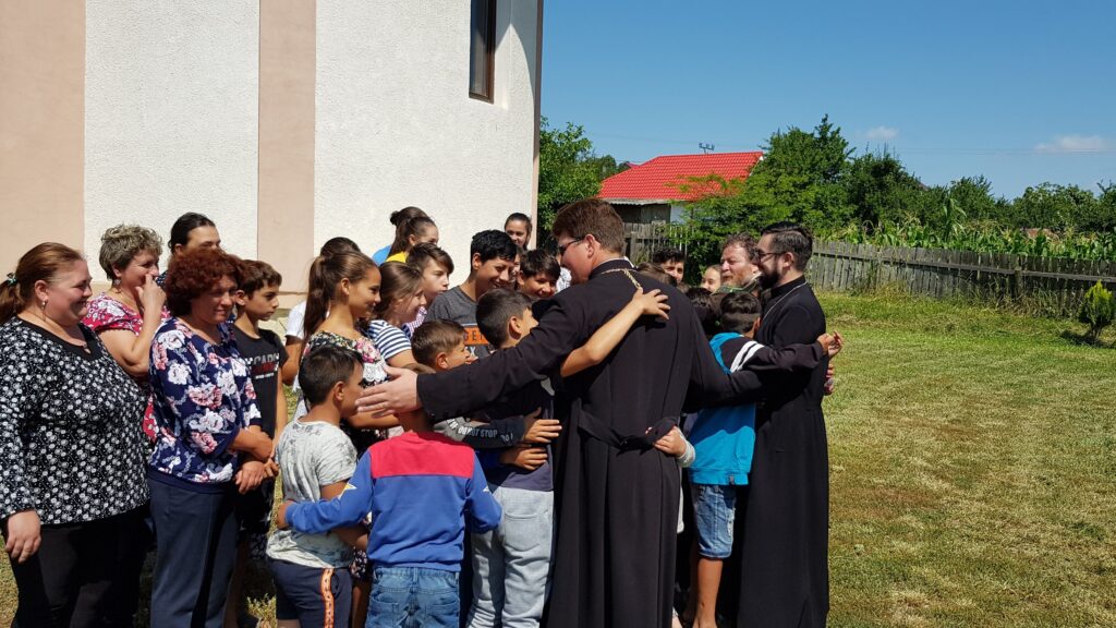 Tinerii romi din Protoieria Sascut participă la prima ediție a școlii de vară „În vatra satului”