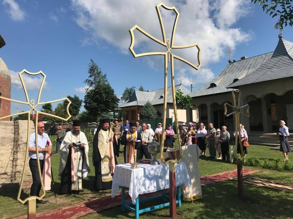 Au fost sfinţite crucile care vor fi aşezate pe turlele Catedralei din Cania