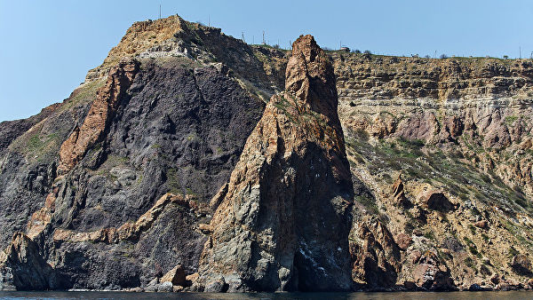 В Севастополе восстановлен исторический мраморный крест на скале