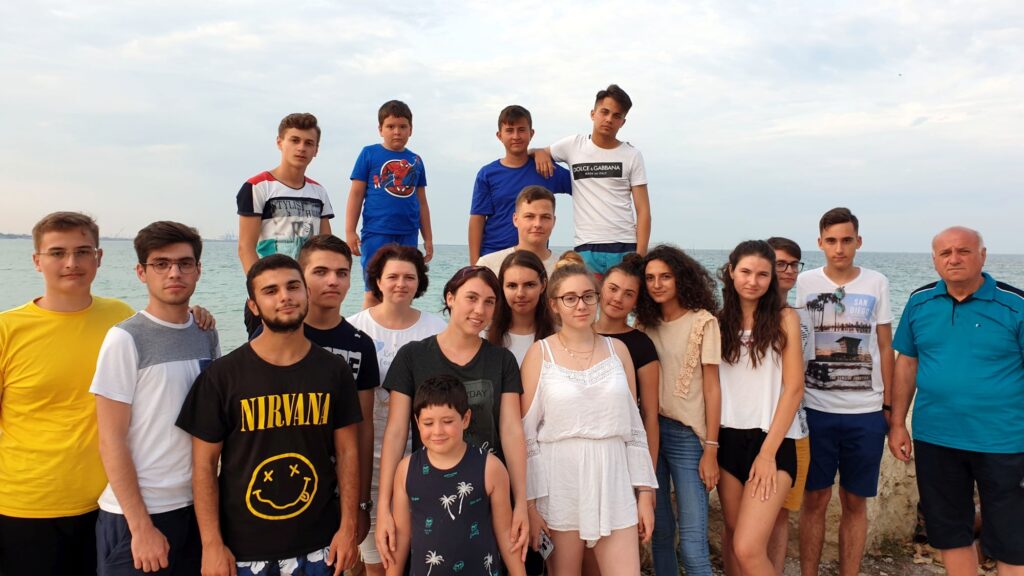 Arhiepiscopia Buzăului şi Vrancei îi răsplăteşte pe tinerii merituoşi cu o tabără la mare