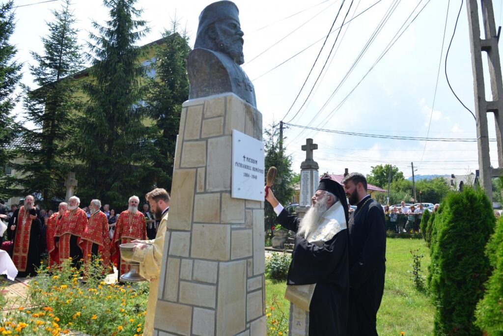 Statuie dedicată Patriarhului Nicodim, inaugurată în satul natal