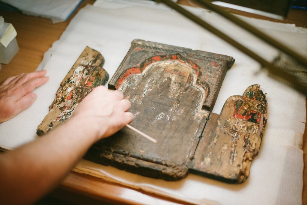 Specialistët e artit nxjerrin në dritë imazhet e triptikut bizantin nga Manastiri i Ardenicës (FOTO)