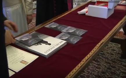 Εικόνα των Αποστόλων Πέτρου και Παύλου έδωσε ο Πούτιν στον Πάπα