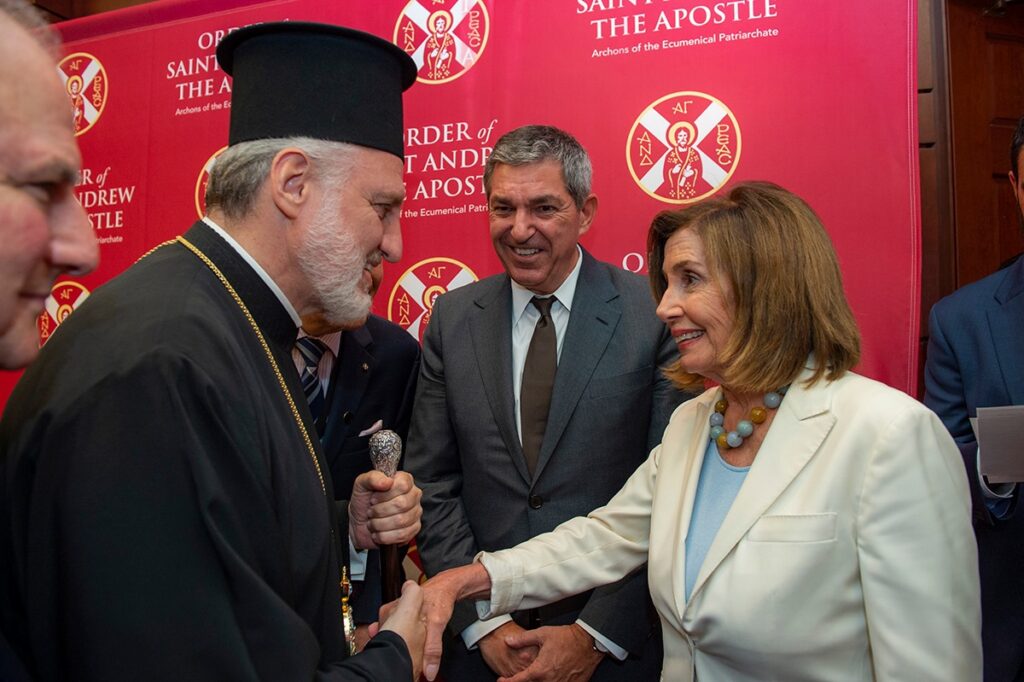 Χειραψία Αρχιεπισκόπου Αμερικής με τη Nancy Pelosi