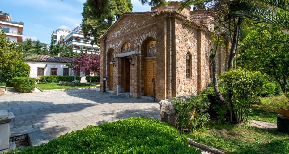 Πανηγυρίζει το Παρεκκλήσιον – Μετόχιον της Ι.Μ. Πετράκη στη Βουλιαγμένη