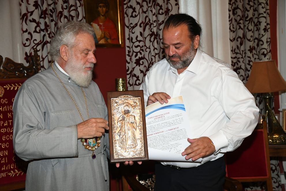 Ο πλοιοκτήτης Ηλιόπουλος στον Σεβασμιώτατο Σύρου