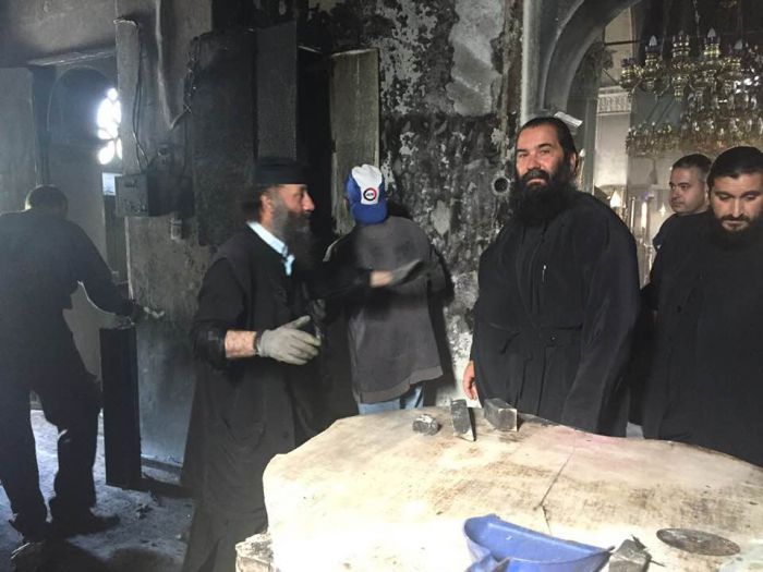 Κληρικοί και λαϊκοί καθάρισαν την εκκλησία που κάηκε στην Κανδήλα