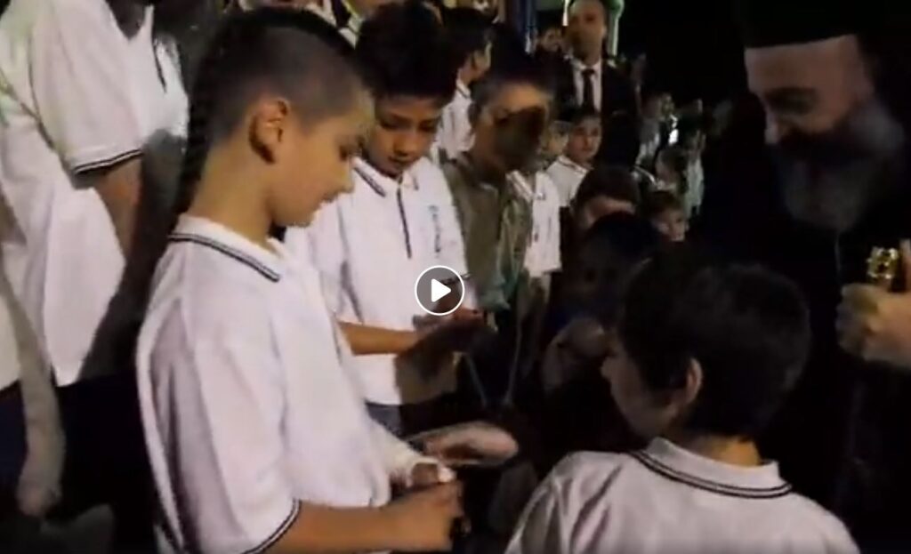 Ο Αρχιεπίσκοπος Αυστραλίας δεν κρύβει την αγάπη του για τα παιδιά