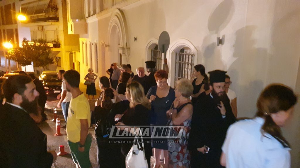 Λαμία: “Αξιος, άξιος…” συγκλονισμένοι οι πιστοί έξω από το Επισκοπικό Μέγαρο