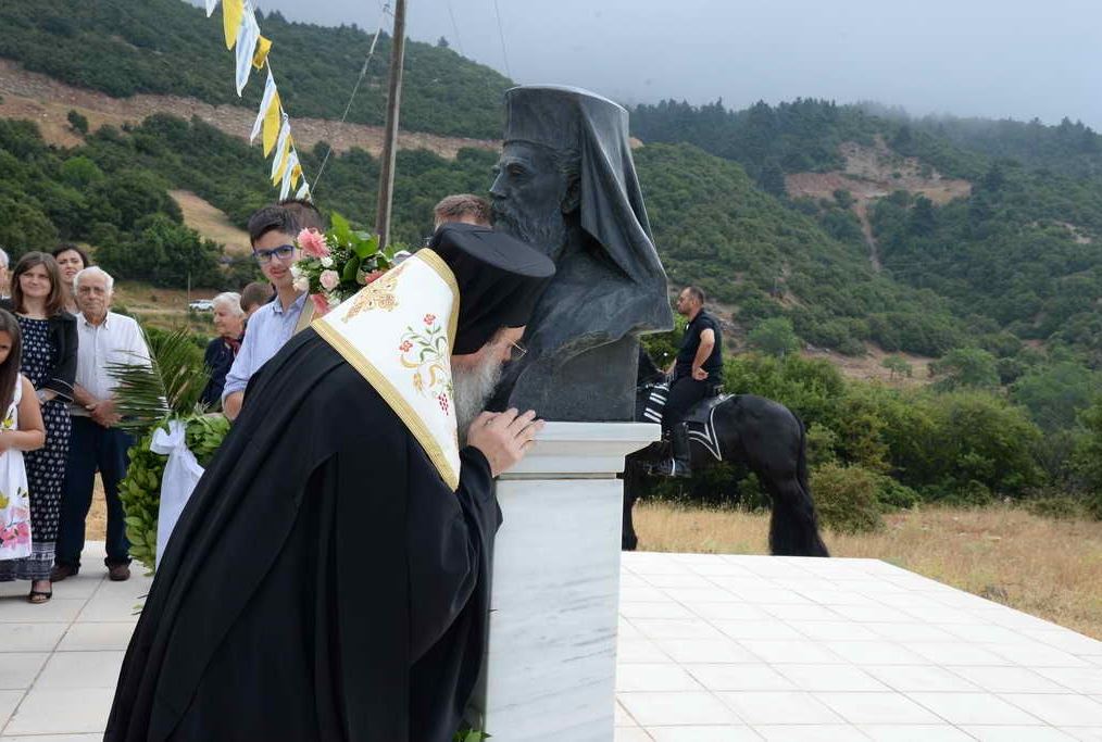 Ο Πατρών Χρυσόστομος ασπάζεται τον ήρωα Αρχιερέα