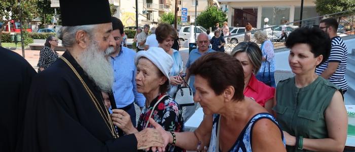 Με δάκρυα στα μάτια αποχαιρετούσε το ποίμνιό του