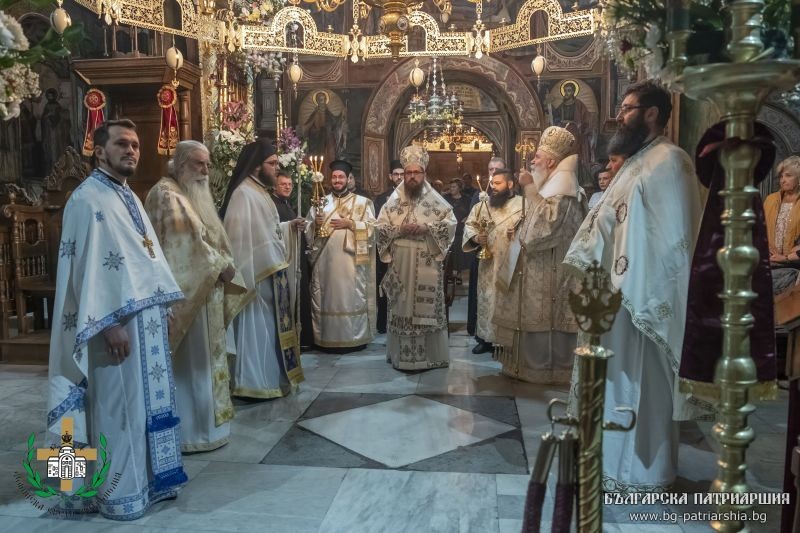 Троянският манастир посрещна с всенощно бдение празника на Богородичната икона „Троеручица“