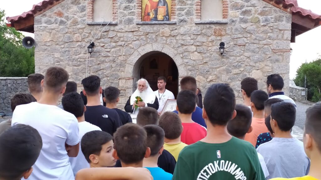 130 αγόρια Γυμνασίου και Λυκείου φιλοξενούν οι κατασκηνώσεις της Ι.Μ. Θηβών