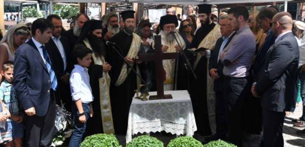 Πλήθος κόσμου στο μνημόσυνο για τα θύματα στο Μάτι