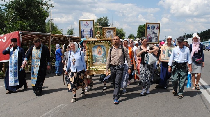 Πλήθος κόσμου στη λιτανεία προς την Λαύρα Ποτσάγιεφ