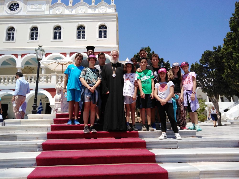 Ο Μητρ. Σύρου ξενάγησε νέους στη Παναγία της Τήνου