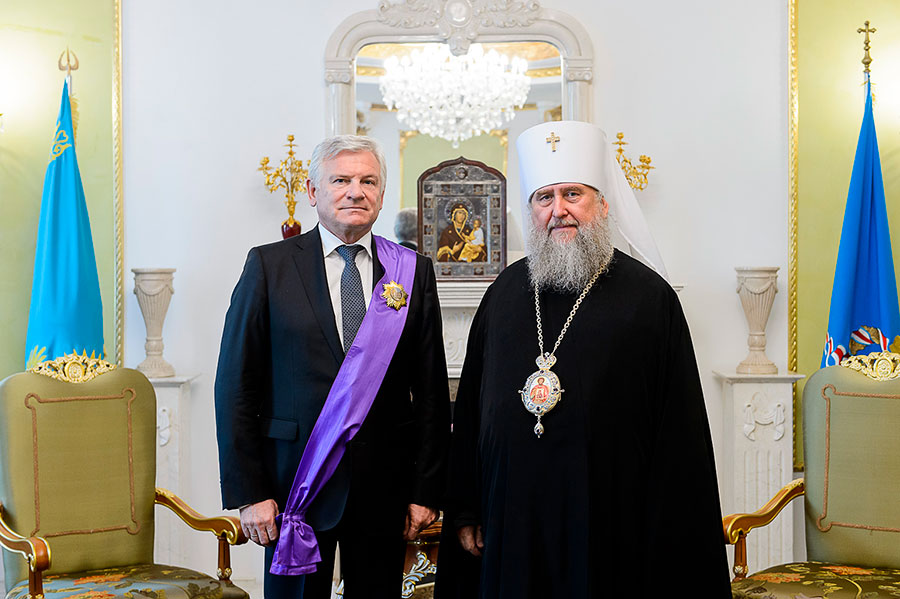 Глава Казахстанского Митрополичьего округа вручил послу Республики Беларусь высокую церковную награду