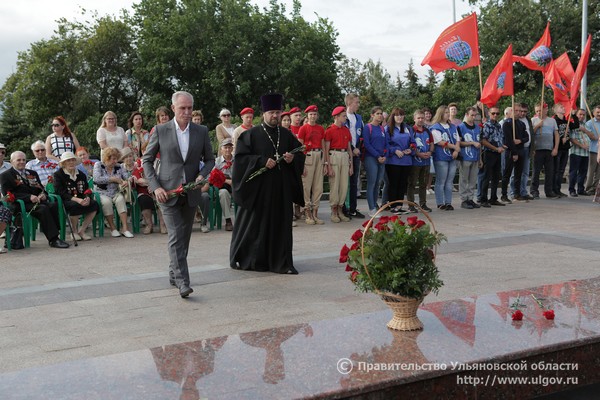 СВЯЩЕННИК ВОЗЛОЖИЛ ЦВЕТЫ К МЕМОРИАЛУ В ПАМЯТЬ ОБ УЧАСТНИКАХ КУРСКОЙ БИТВЫ