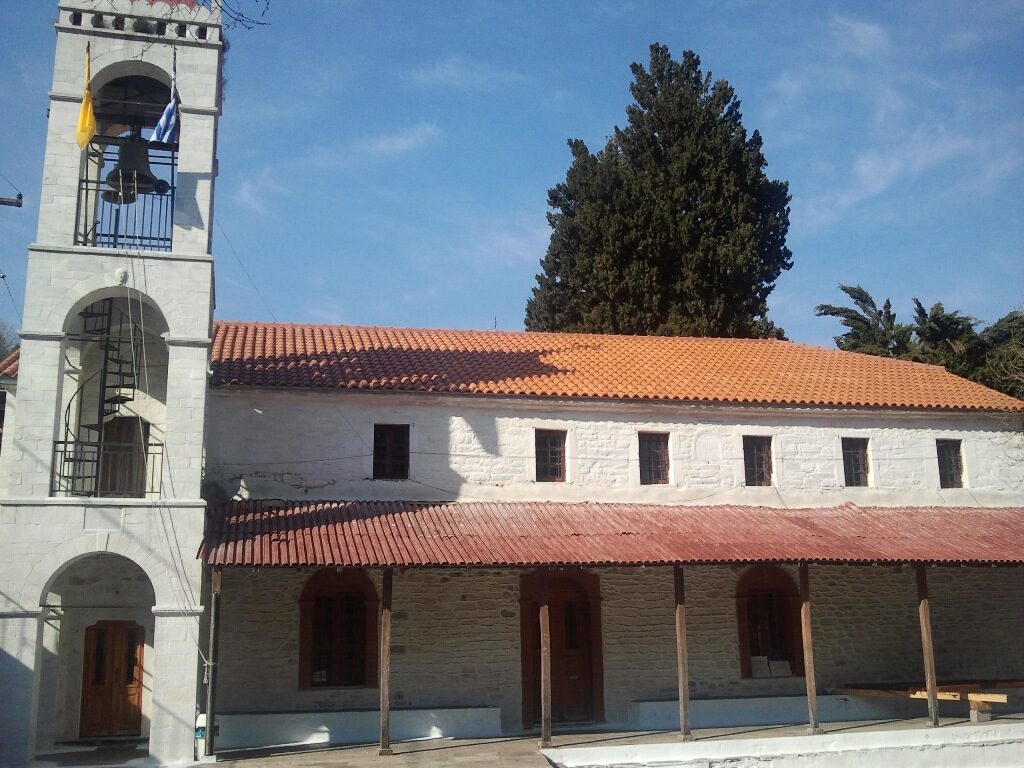 Στη Μακρυρράχη, τα Ιερά Λείψανα των Αγίων Αναργύρων