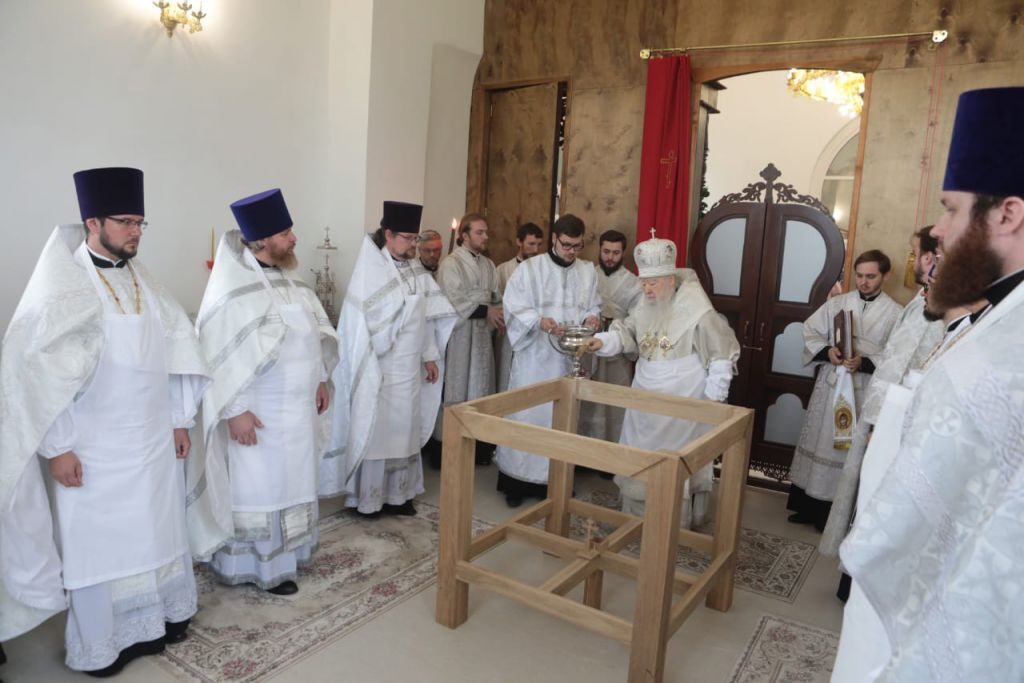 Митрополит Крутицкий Ювеналий освятил Покровский храм в подмосковной деревне Нововасильевское