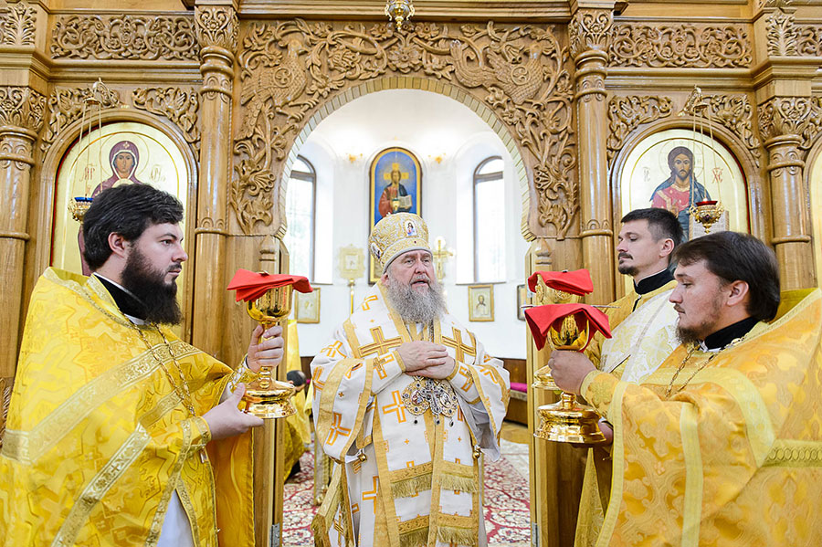 В день памяти семи Ефесских отроков митрополит Александр совершил Литургию в Крестовоздвиженском храме города Алма-Аты