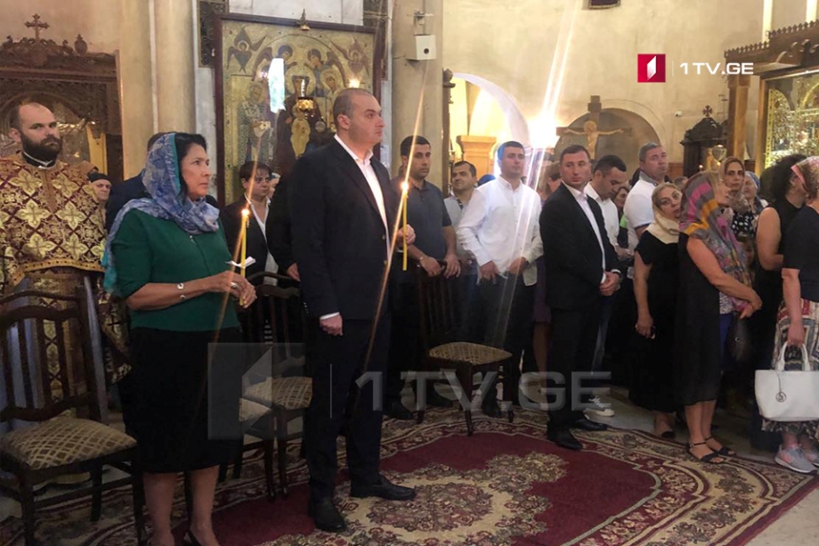 სამების საკათედრო ტაძარში საზეიმო წირვას მამუკა ბახტაძე და სალომე ზურაბიშვილი ესწრებიან