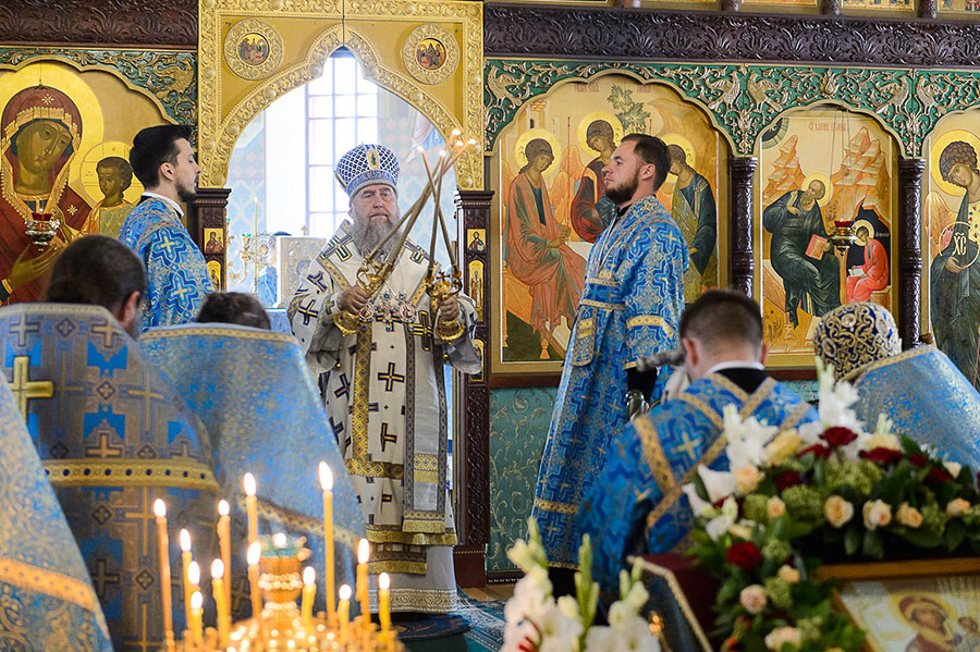 Праздник Смоленской иконы Божией Матери. Митрополит Александр совершил Литургию в храме Христа Спасителя города Алма-Аты