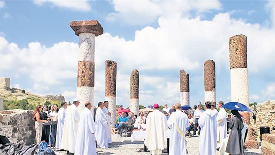 Миса у православном храму