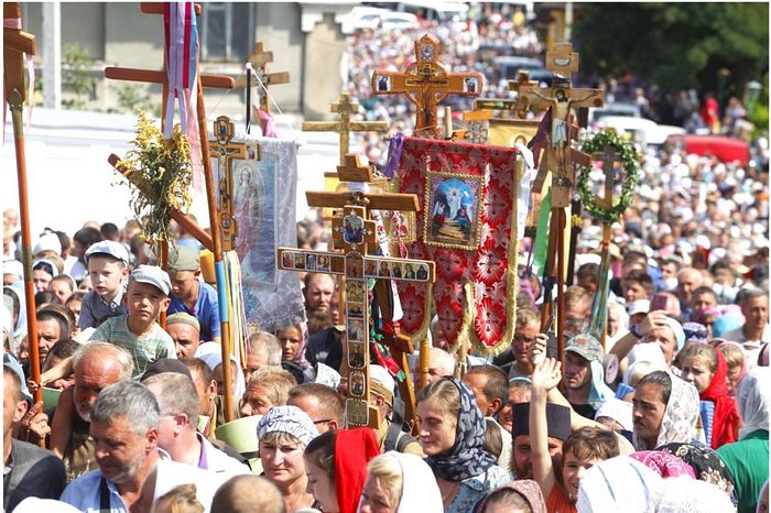 THOUSANDS ARRIVING AT HOLY DORMITION POCHAEV LAVRA IN MULTIPLE PROCESSIONS (+ VIDEOS)