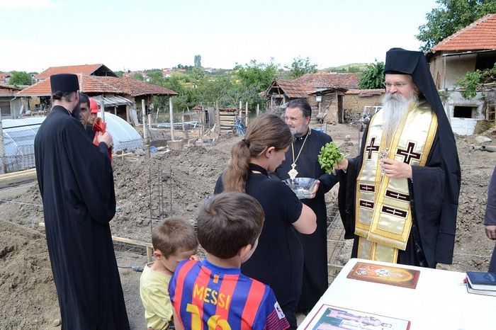 ВЛАДИКА ТЕОДОСИЈЕ БЛАГОСЛОВИО КАМЕН ТЕМЕЉАЦ ЗА КУЋУ ПОРОДИЦЕ САВИЋ