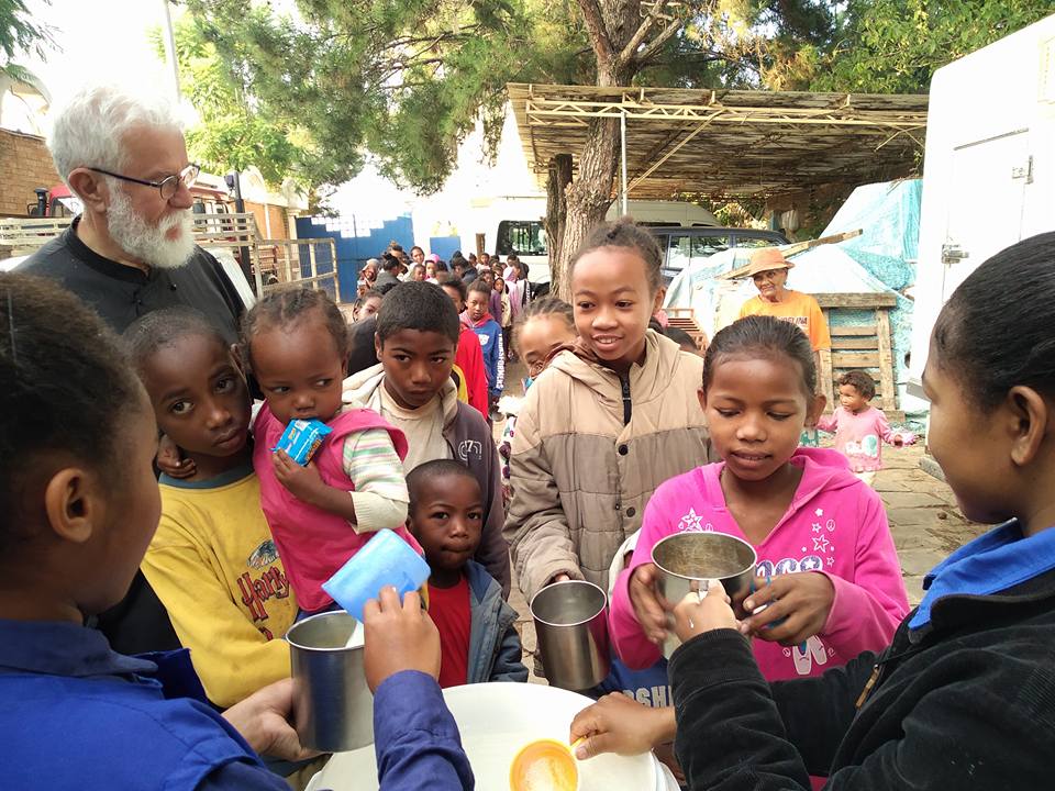 Τα δύο πρόσωπα της Αφρικής: Εκεί που οι πιστοί δεν χωρούν στους ναούς και ο καθημερινός αγώνας για επιβίωση