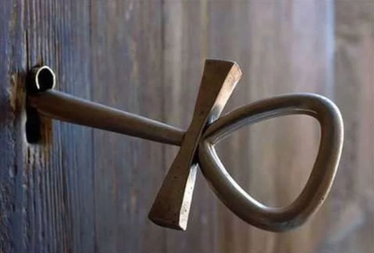 “Βλέπεις, αδελφή, αυτές τις πύλες;”