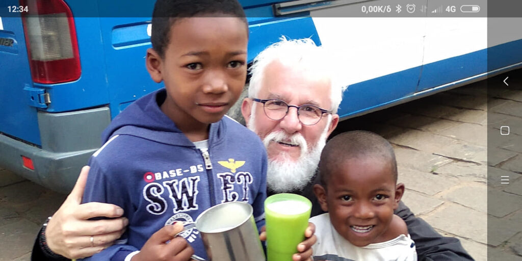 Двуликий облик Африки: верующие не помещаются в храмах, и продолжается ежедневная борьба за выживание