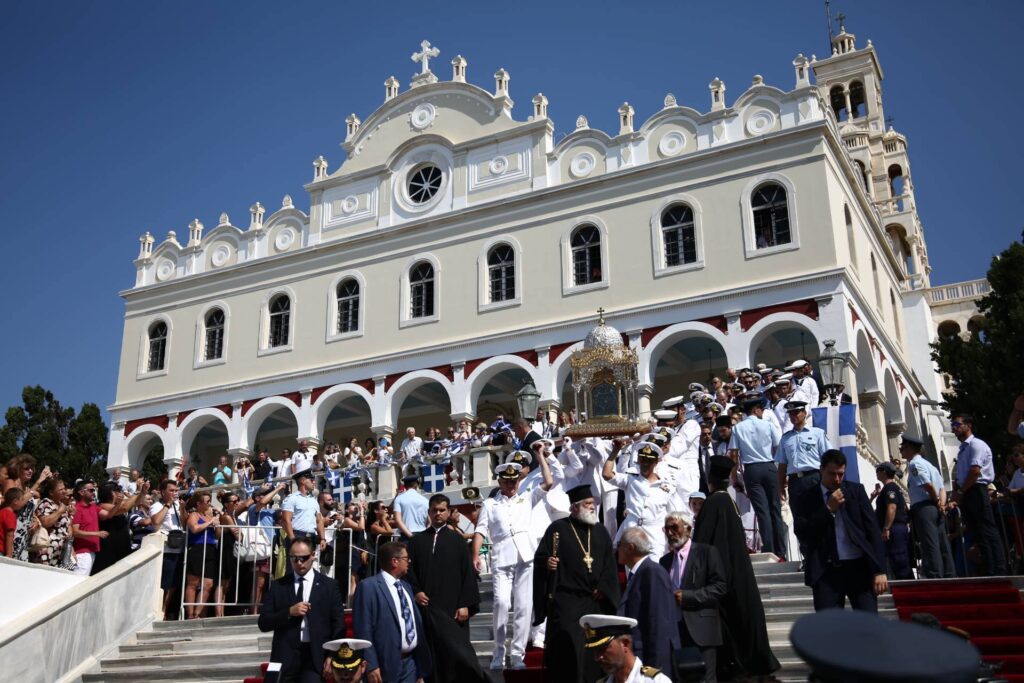 ΑΠΟΣΤΟΛΗ ΣΤΗΝ ΤΗΝΟ: Χιλιάδες πιστοί προσκυνούν τη Χάρη Της