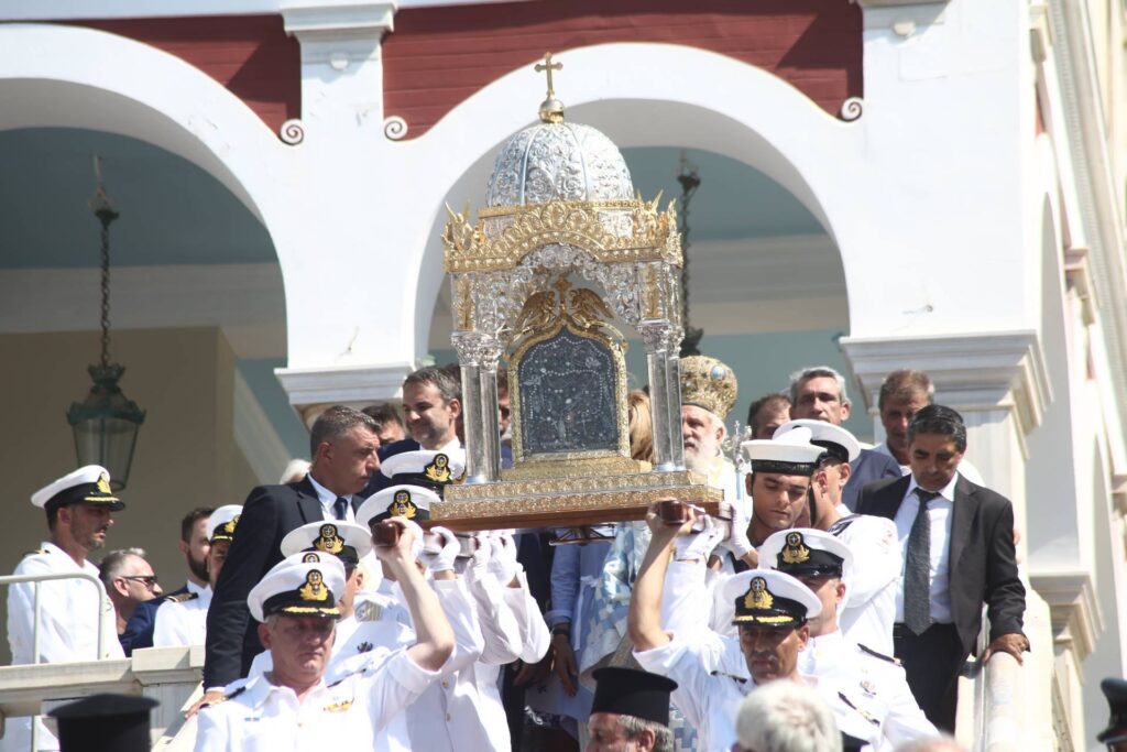 Εικόνες από τη Λιτάνευση της Παναγίας στην Τήνο