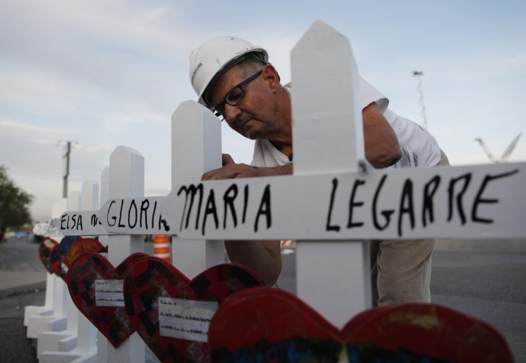 Ομογενής φτιάχνει σταυρούς για τα θύματα ενόπλων επιθέσεων