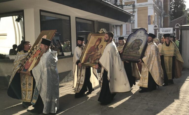 Стотици вярващи посрещнаха две чудотворни Богородични икони в Стара Загора