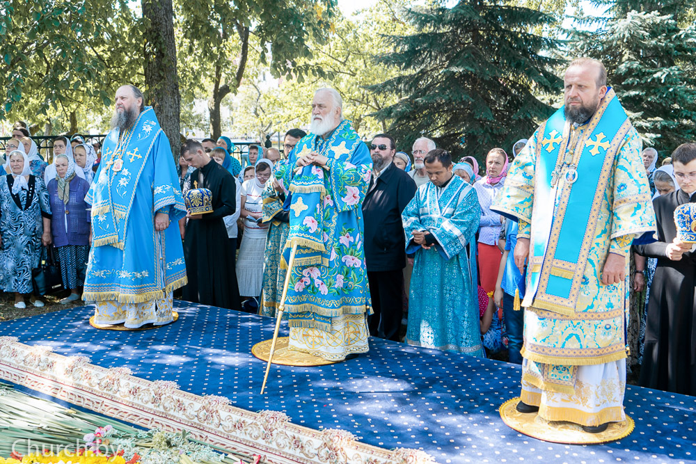 В праздник Успения Пресвятой Богородицы Патриарший Экзарх возглавил Литургию в Успенском Жировичском монастыре