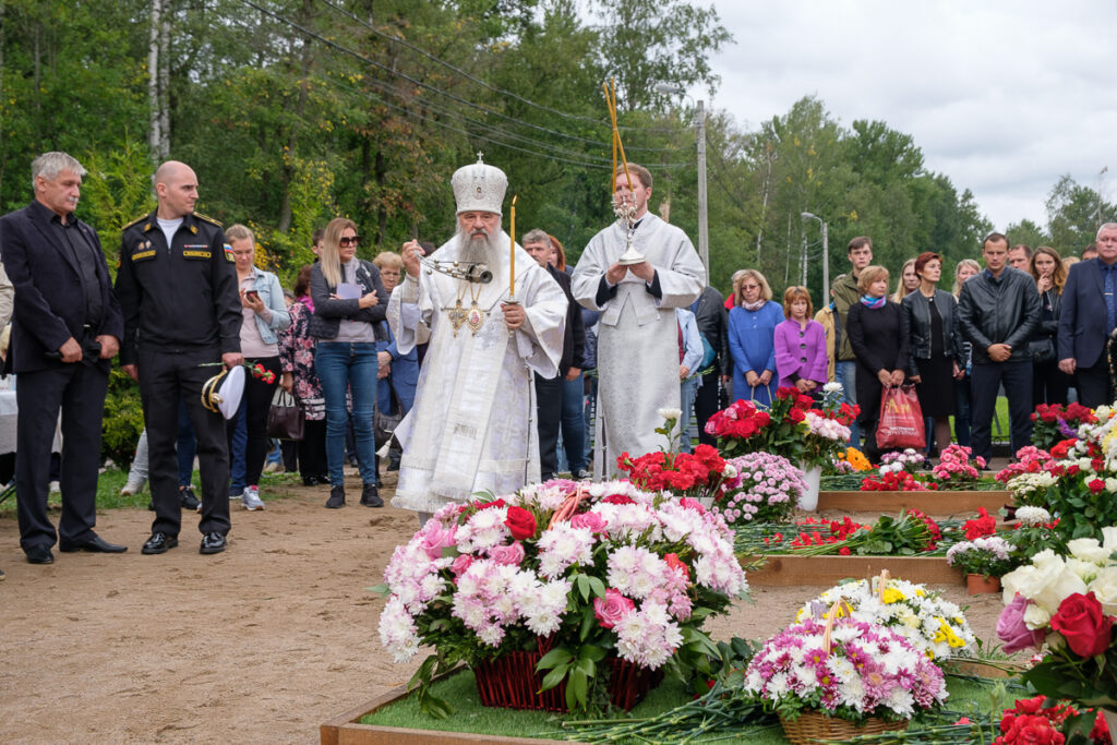 На 40-й день после трагедии в Баренцевом море глава Санкт-Петербургской митрополии совершил панихиду по погибшим подводникам